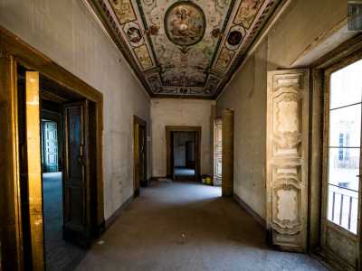 Piena di simboli arcani e rimandi alla cultura esoterica e massonica � invece la decorazione posta nella sala che un tempo fungeva da cappella privata
